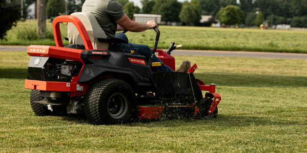 Pourquoi votre tracteur tondeuse glisse-t-il dans les pentes ? Causes et solutions