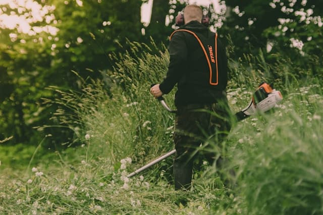 Quel fil choisir pour sa débroussailleuse ? Nos conseils selon vos besoins