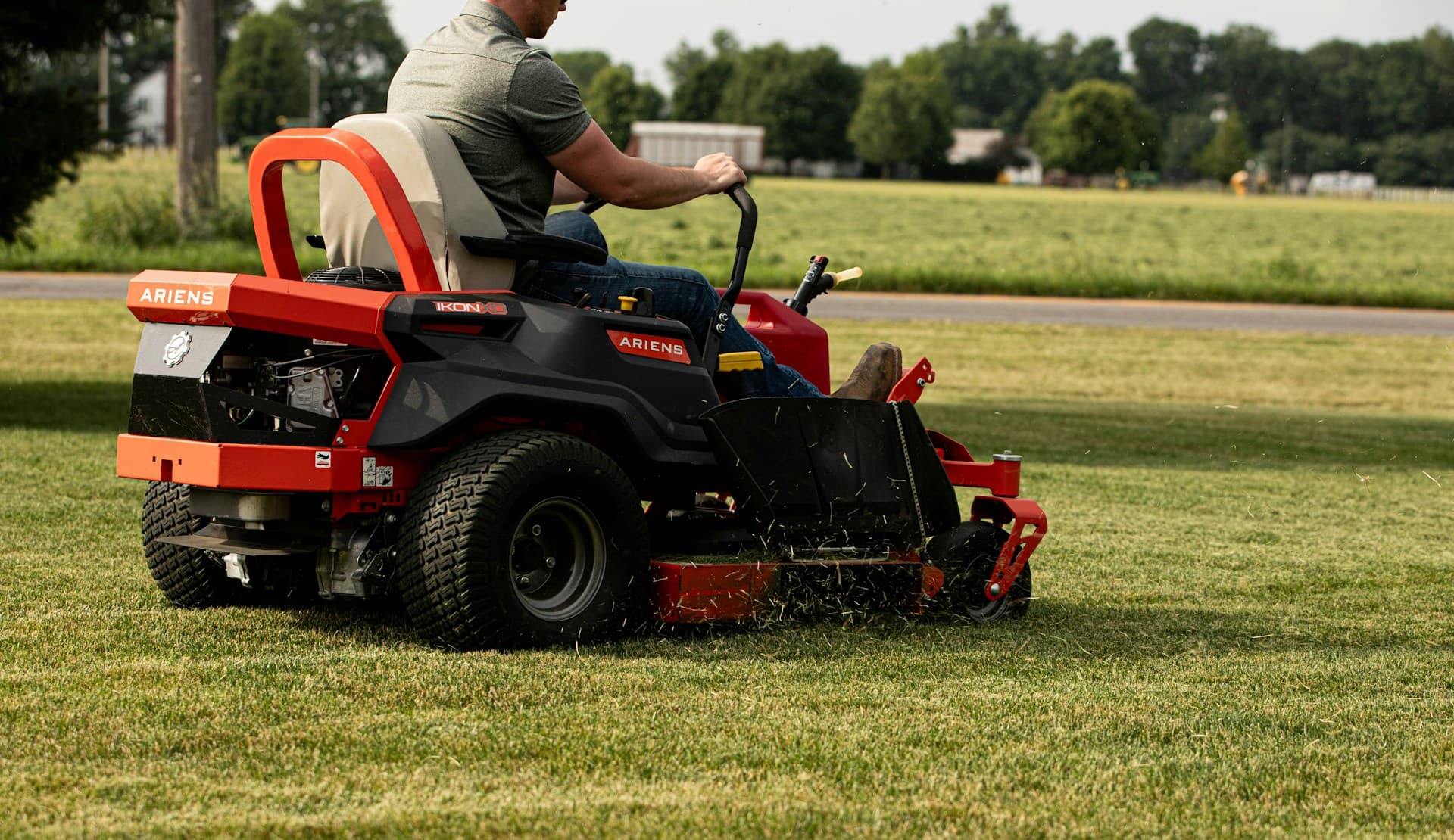 Pourquoi votre tracteur tondeuse glisse-t-il dans les pentes ? Causes et solutions