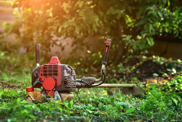 Entretien de printemps : comment bien se servir d’une débroussailleuse ?